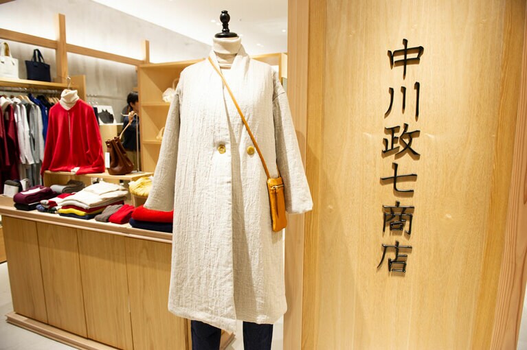 麻ウールのあったか綿入れコート 生成 38,000円。