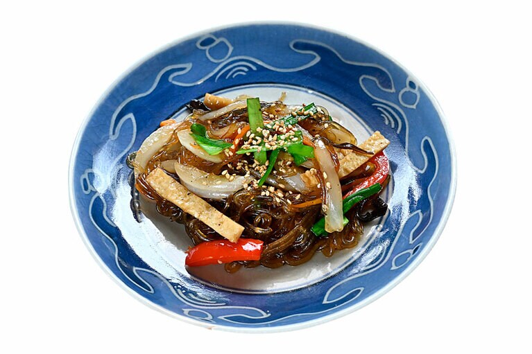 もちもち食感の韓国春雨と甘辛い味付けがお酒にも好相性。チャプチェ800円。