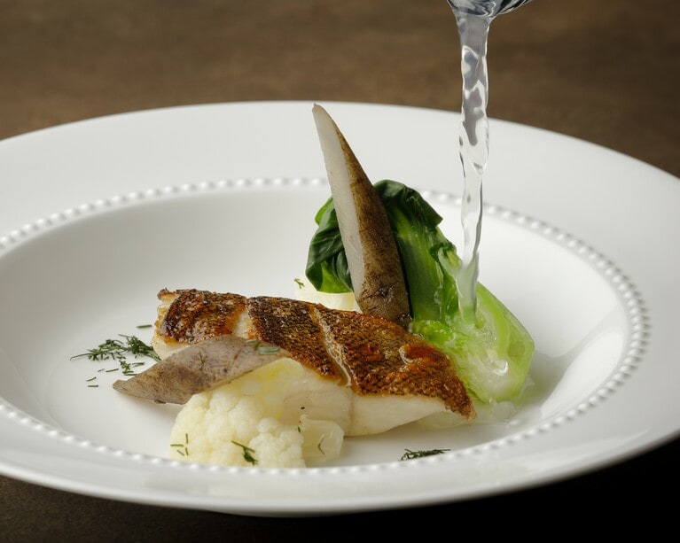 今冬のディナーコースからイチ推しの一皿「アイナメのポワレ じゃがいもとパプリカのピューレ ディル香る魚介のナージュ」。