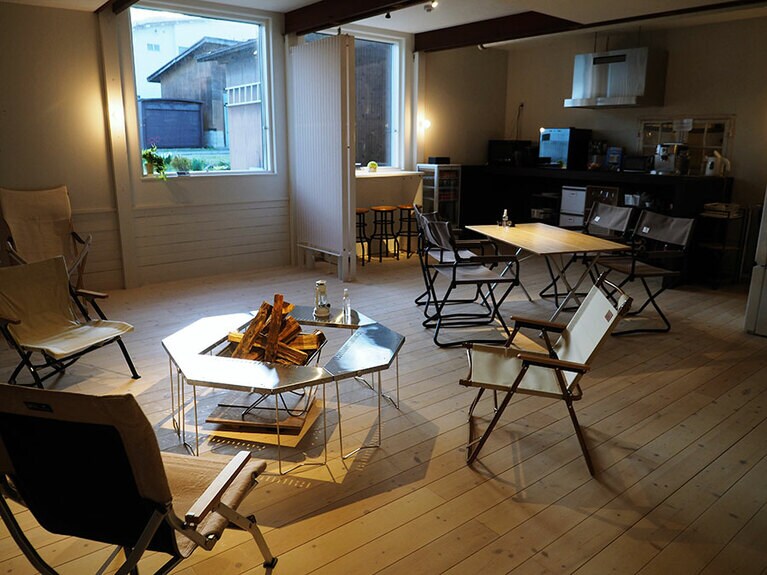 ロビーの右奥にあるキッチンスペースでは簡単な調理が可能。