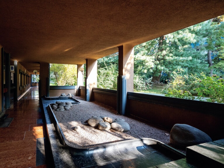 マンションの1階には玉砂利の庭が。日本の侘び寂びを感じる。