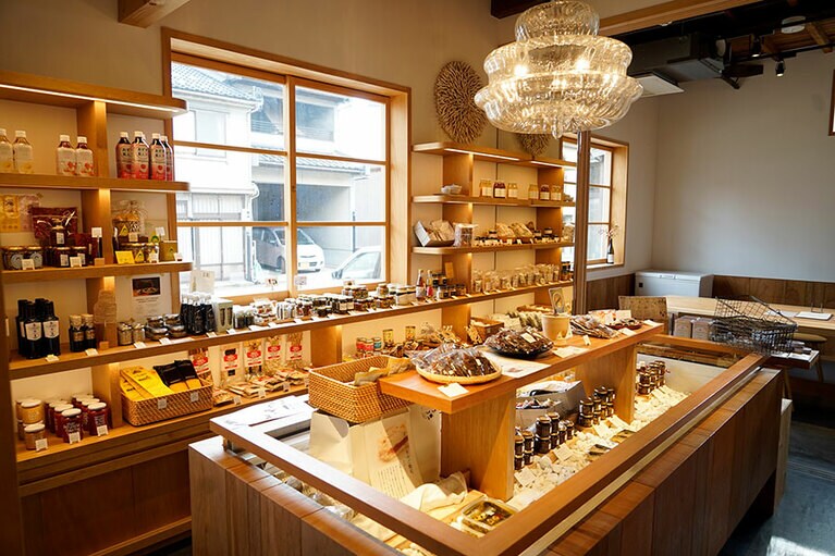 1階では、自社ブランド「つりや」の海の保存食のほか、国内外の丁寧に作られた調味料や食材、地元の作家の器なども販売している。ガラス製の大きな照明はフランスから輸入されたものだ。