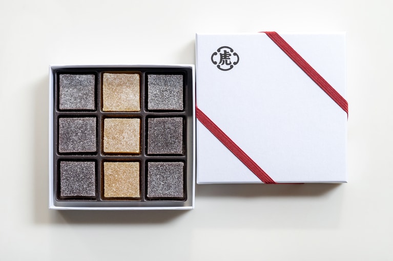 白いパッケージに紅色のバンドが付き、贈りものにもおすすめ。