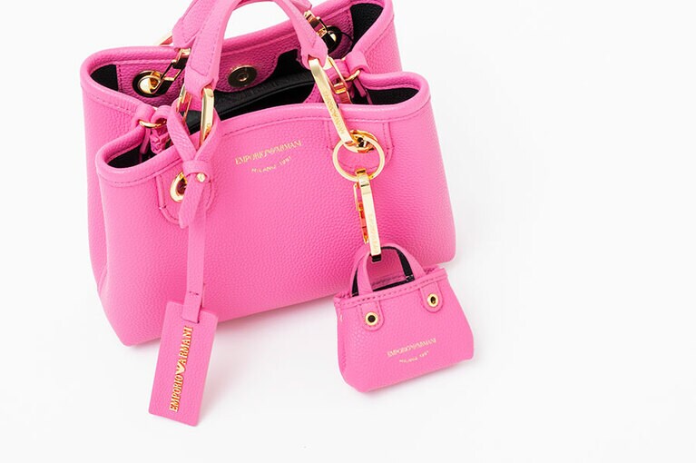 初めて仲間入りした小サイズ(H16×W21×D8cm)にバッグチャームをカスタマイズ。※このサイズのみインナーポーチの取り外しは不可となります。