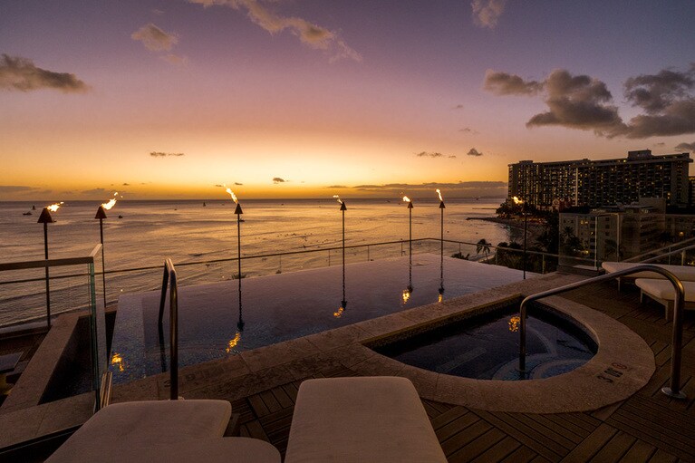 夕暮れのルーフトッププール。サンセットを眺めるプライベートディナーも対応可能。
