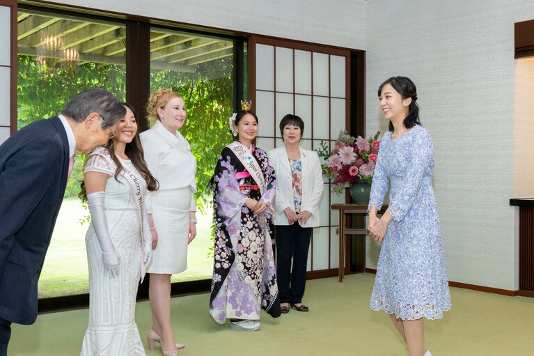 全米さくらの女王とご引見された佳子さま（宮内庁提供）