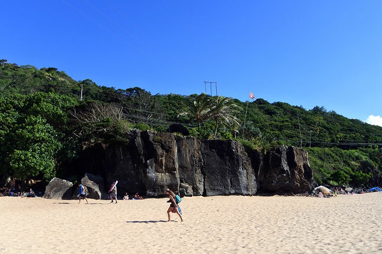 ビーチの端に日陰エリアがわずかにあるけれど、ほぼ逃げ場のない炎天下。