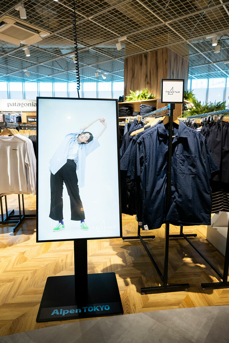 全フロアの各所に設置された、140台のデジタルサイネージ。