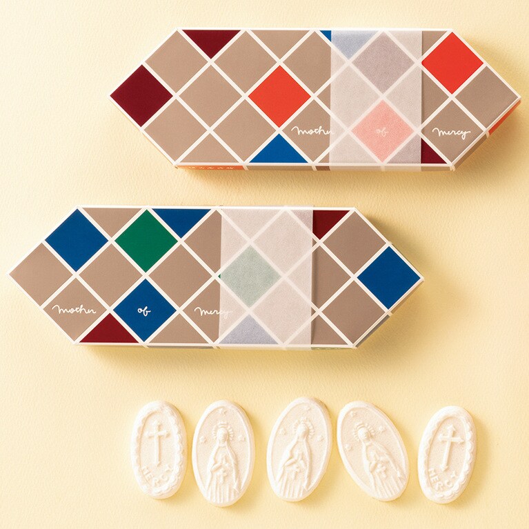 5個入り（マリア像：ミルク味3個、十字架：ミルクミント味2個）各1,620円／但馬屋老舗