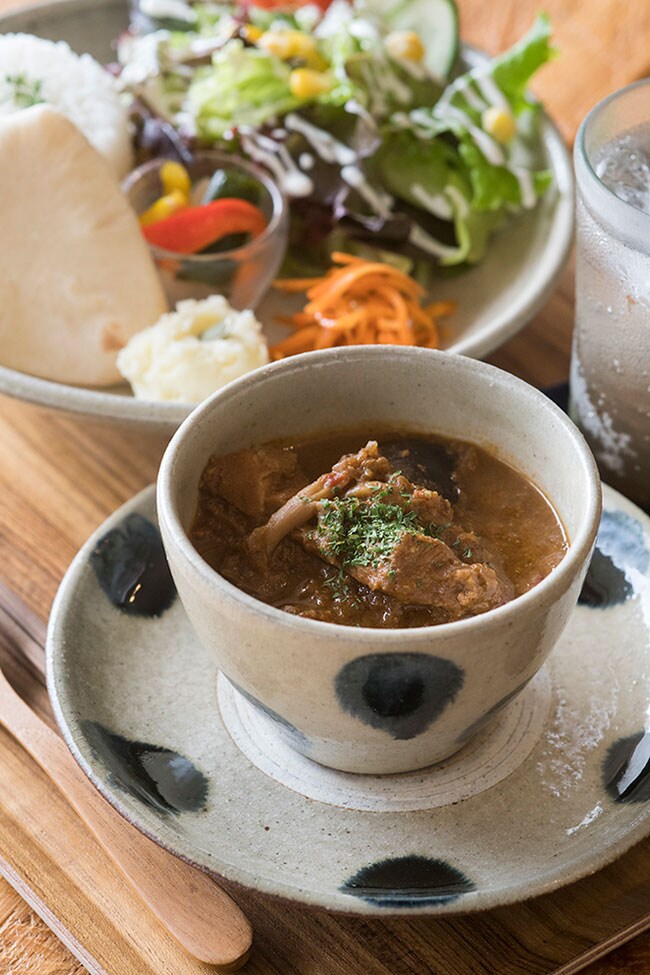 ランチに人気〈チキンとナスのカレー〉980円。