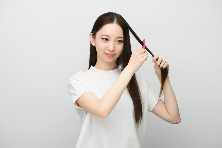 同様に、コームで髪を取りながらアイロンを通す。