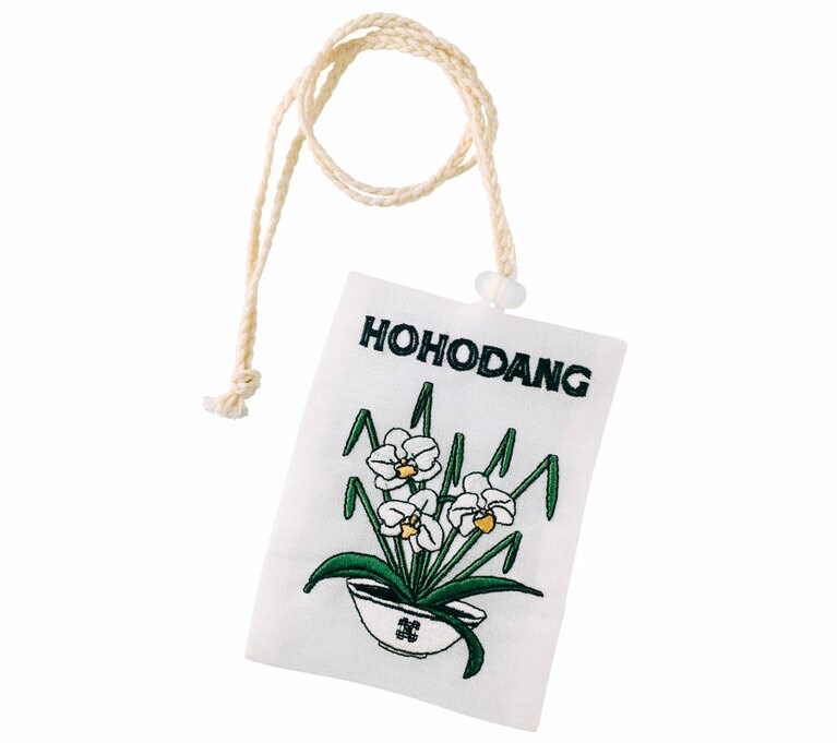 通気性に優れたカラムシ織りを使った香嚢。W39,000。