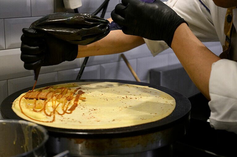 キャラメルやパイを配して味を組み立てていく。