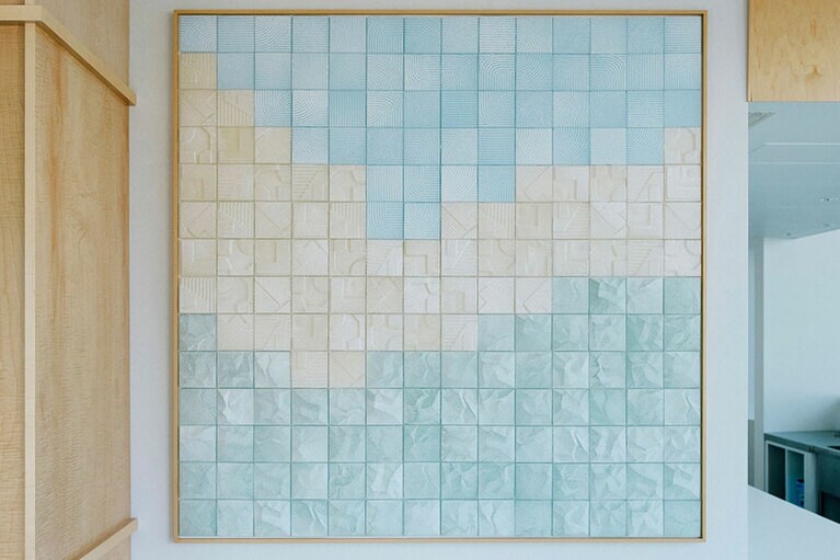 館内演出のひとつ。愛媛在住の和紙デザイナーによる和紙アート。