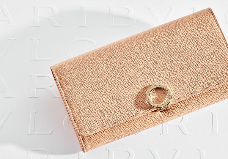 「ブルガリ・ブルガリ」グレインカーフ、ピーチ 73,000円。