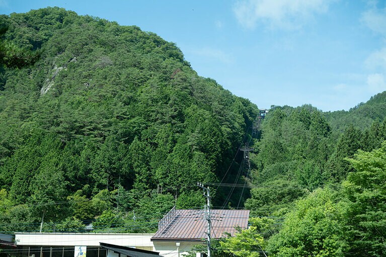 ロープウェイで登ります。
