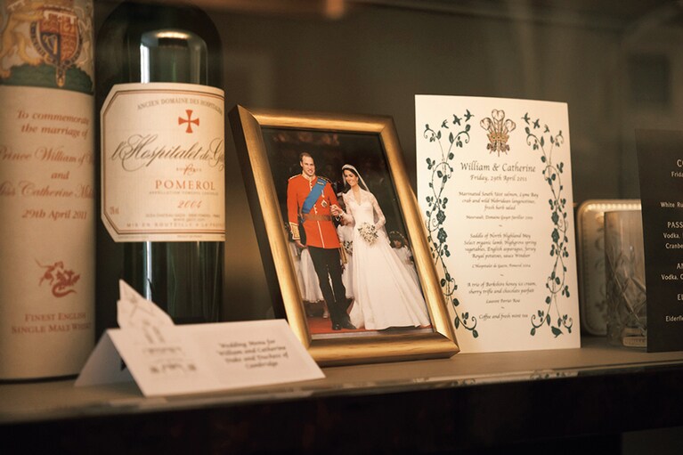 “ザ・ウィンザー・ルーム”に飾られているロイヤルウエディングゆかりの品々。