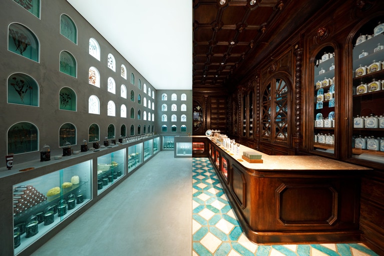 「オフィシーヌ・ユニヴェルセル・ビュリー」の日本の旗艦店である代官山店。『美しくある秘訣』は国内の直営店20店舗および公式オンラインストアで購入可能。