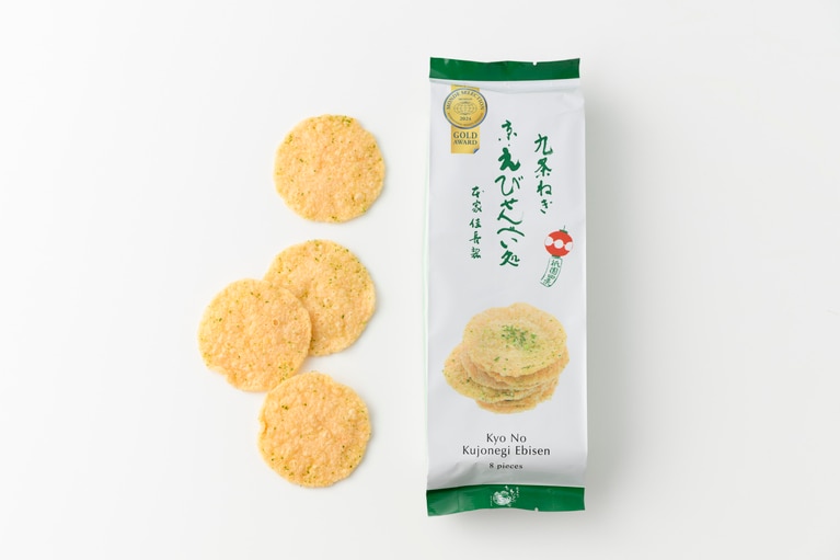 九条ねぎ京えびせんべい処 972円（8枚入り）。