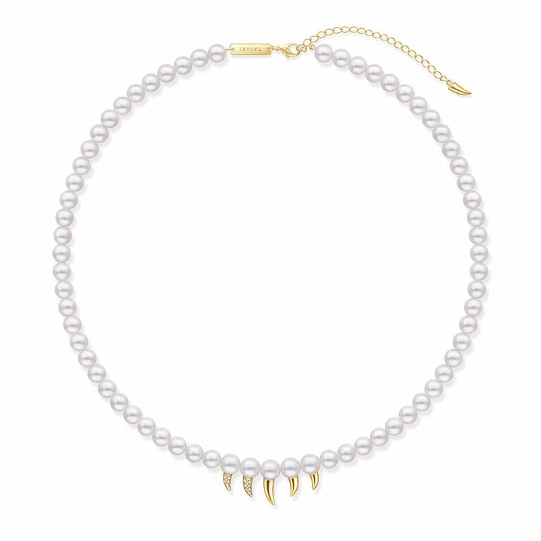 デインジャー ファング ネックレス（YG／あこや真珠）1,320,000円。