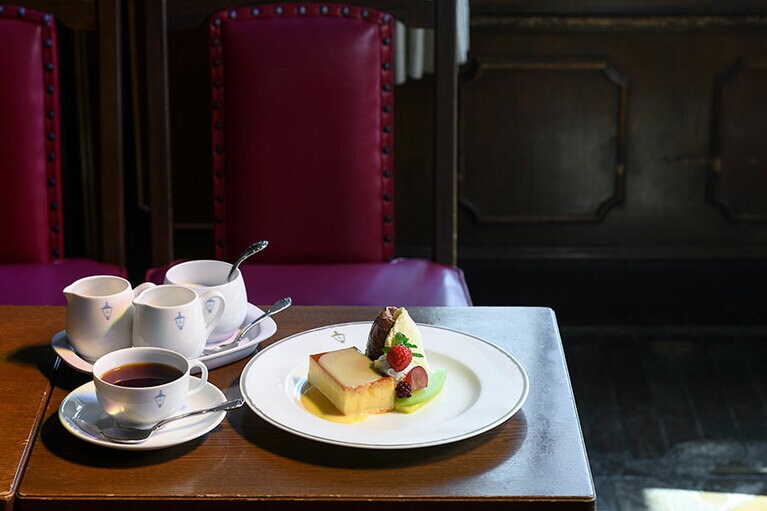 馬車道十番館オリジナルブレンドコーヒー(ドリップ式)748円、十番館プディング ロワイヤル990円。