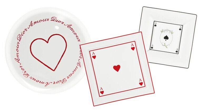 愛らしいトランプ柄のプレートとインテリアにもぴったりなペーパーウェイト。左から：Hearts Trinket Tray 25,000円、Spades Trinket Tray 22,000円、Heart Round Paperweight 41,500円／ディオールメゾン(クリスチャン ディオール)