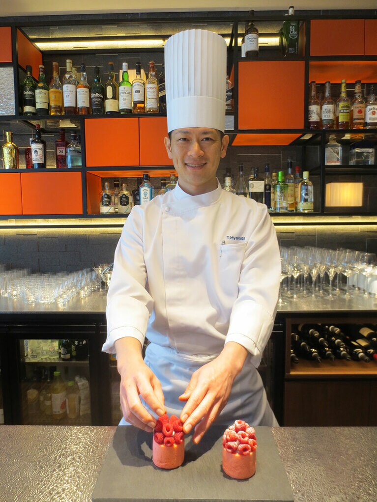 ペストリーシェフ・百田利治さん。「ラズベリーフィグシャルロット」の仕上げ中。