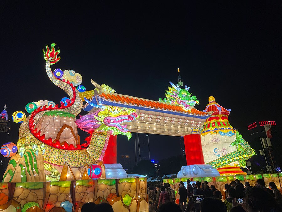 台湾らしい龍をモチーフにしたサブランタンのひとつ「蟠龍獻瑞(吉祥を招くとぐろ龍)」。吉祥と幸福を祈願する作品です。