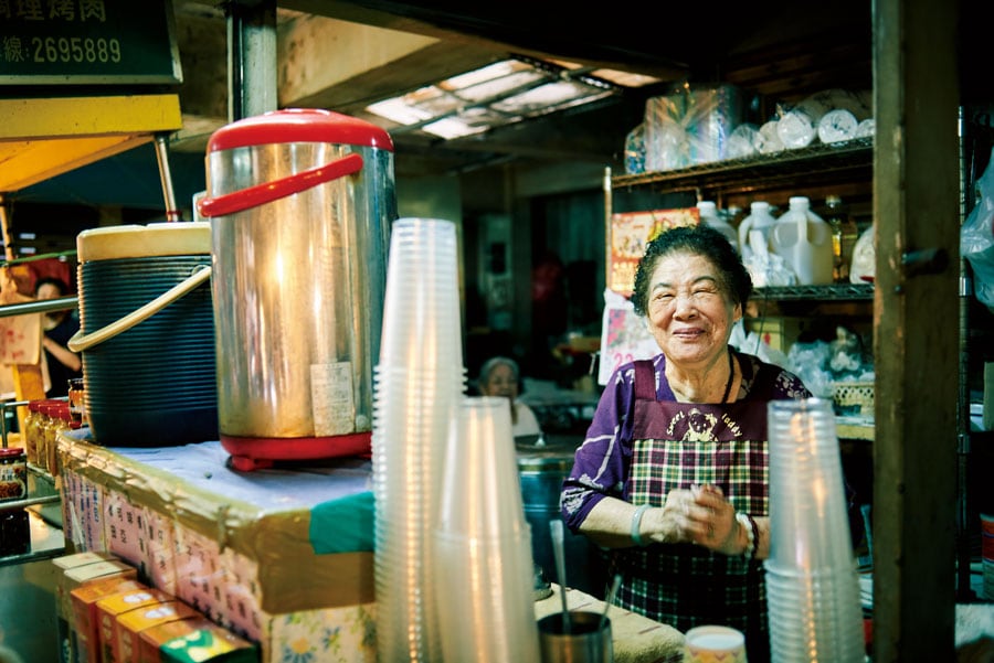 「水仙宮市場」で出会った笑顔がまぶしい店のおばちゃん。