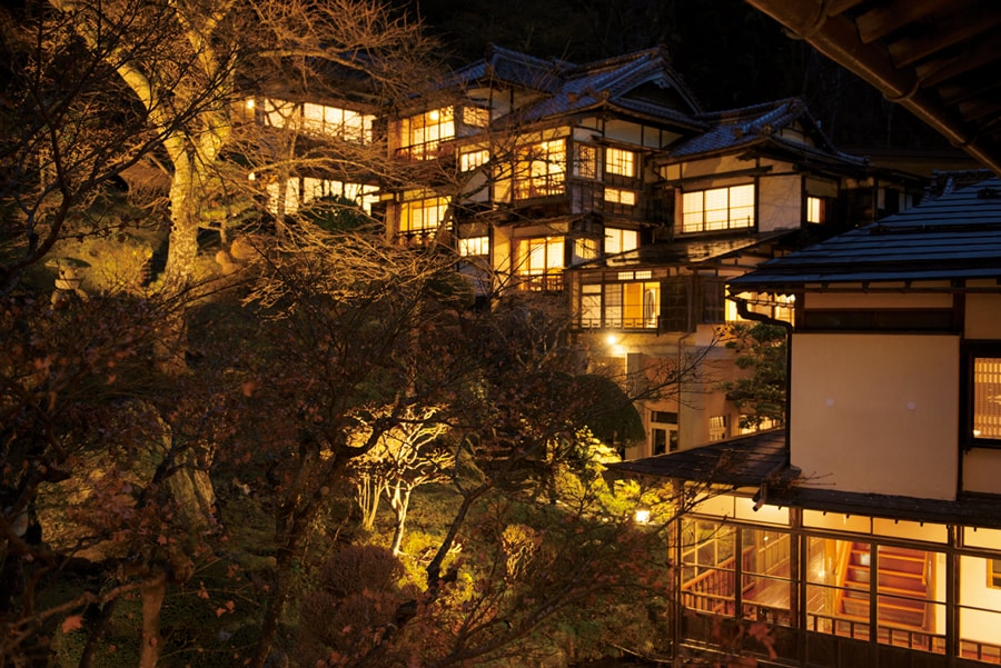 【会津東山温泉 向瀧】「再現することが容易でない」ことも基準のひとつである国の有形文化財に登録されているだけあって、複雑に増築された建造物は、夜には一層美しさを増す。