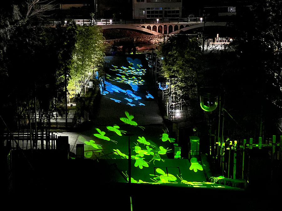 金子みすゞの詩と灯りのイベント「音信川うたあかり」は、冬の温泉街の風物詩。