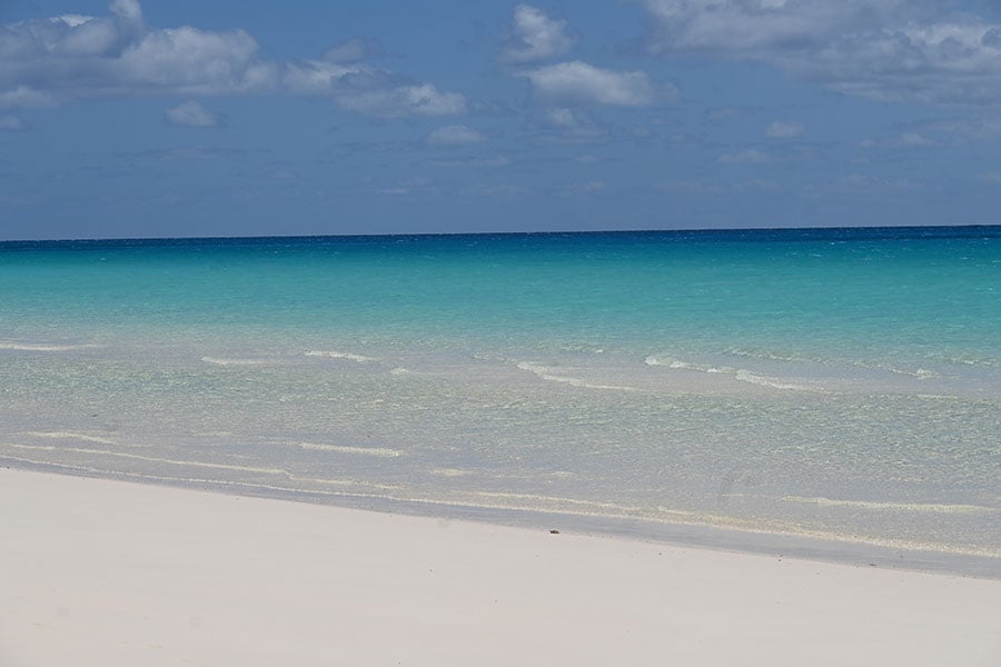映画『天国にいちばん近い島』の撮影をきっかけに、主演俳優の名前から“トモヨビーチ”とも呼ばれているムリビーチ。