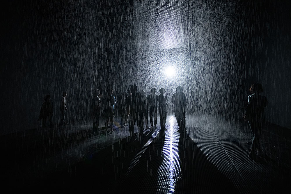 【釜山現代美術館】ランダム・インターナショナル作のインスタレーション《アウト・オブ・コントロール》では《レイン・ルーム》が大反響。雨の中を歩いても濡れない不思議を体感させ、自然と人の関係を問う。