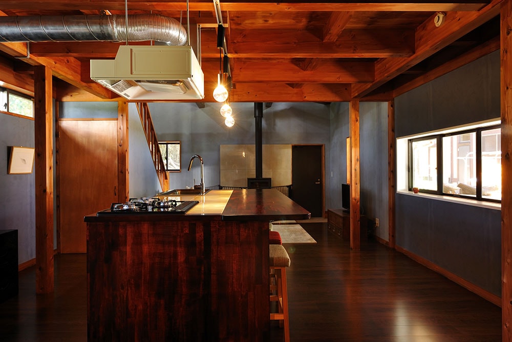 “青の家”の1階はオープンキッチンとリビング、広々としたバスタブが。夏もひんやり涼しい。