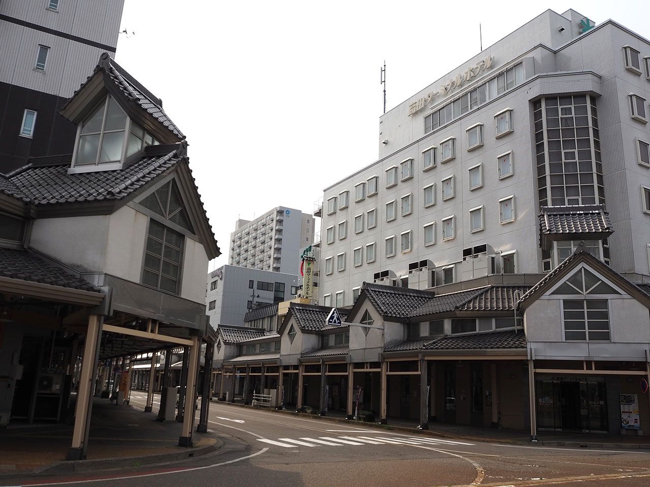 高田駅前の商店街。城下町をイメージしたアーケードが続く