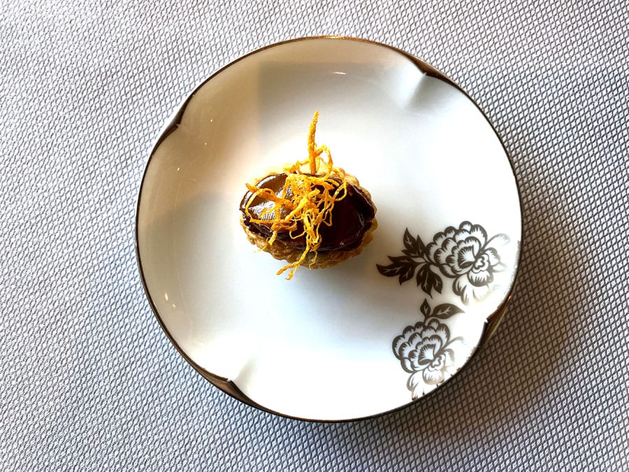 「鮑と乾燥百合根のパイ」。 ザ・ペニンシュラ東京の中国レストラン「ヘイフンテラス」で提供される「五行和漢メニュー」から。