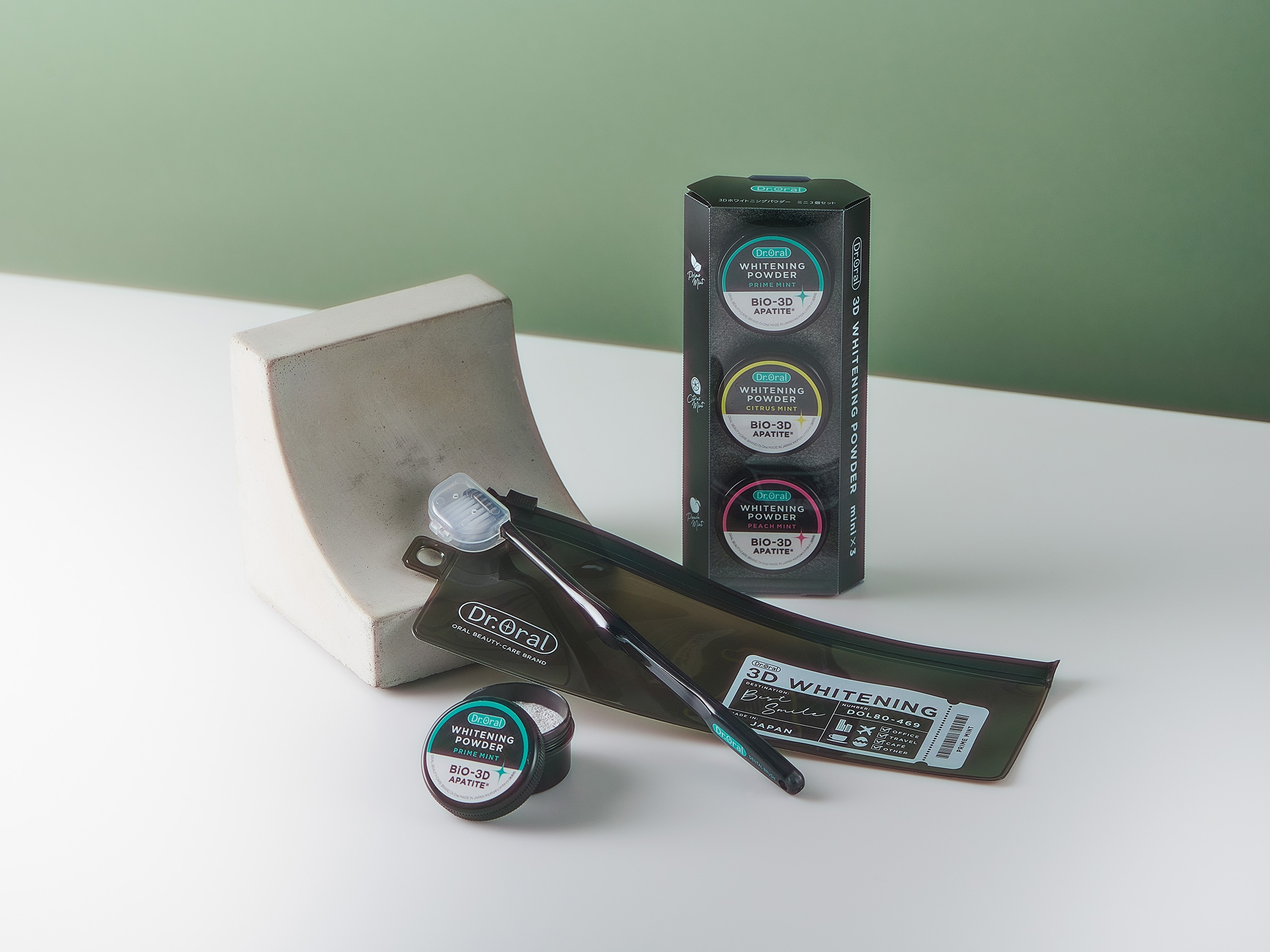 左から：Dr.Oral 3Dホワイトニングパウダートラベル［セット内容：3D ホワイトニングパウダーミニ プライムミント 5g、ホワイトニングブラシ、オリジナルポーチ］990円、Dr.Oral 3Dホワイトニングパウダーミニ3個セット［セット内容：3Dホワイトニングパウダーミニ プライムミント、同 シトラスミント、同 ピーチミント すべて5g］1,408円／ともにエクロール