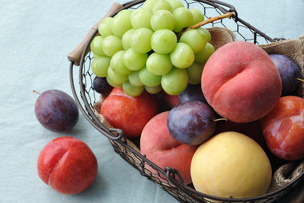 桃、プラム、ブルーベリー、葡萄など。夏においしく味わえる果実がふんだんにいただけるのも特徴。提供期間中はいつでも、みずみずしい果実を6種以上楽しむことができる。