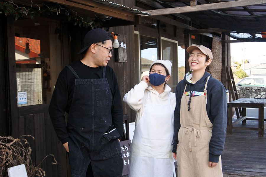 左から桑田さん、和子さん、美樹さん。「和子さんは観光客を移住者にしちゃうんです」とIターン組の桑田さん。
