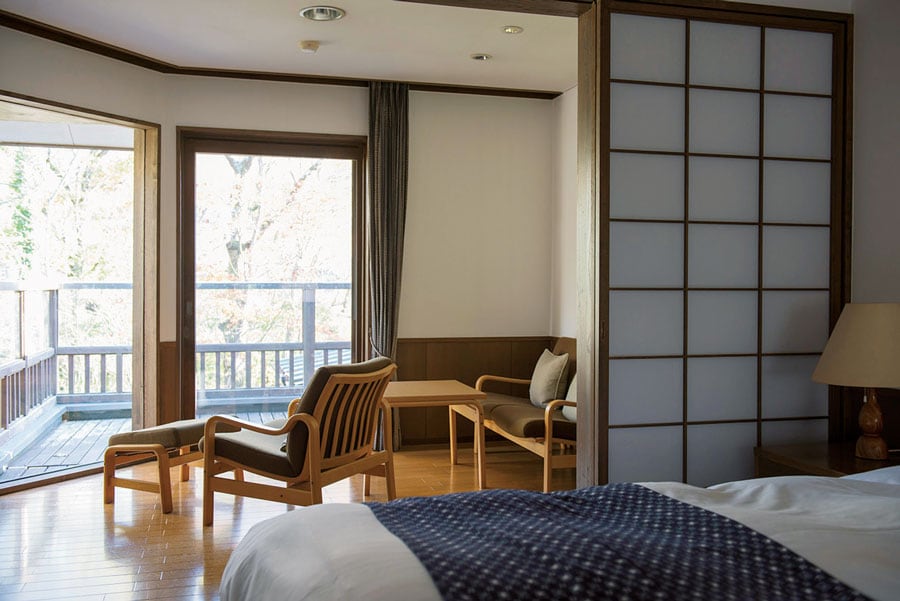 【由布院玉の湯】ひとり客に人気の客室「桑」。2階にあり、中庭に面した窓から絵画のような風景が望める。Photo: Hiroshi Mizusaki