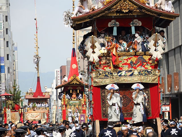1100年を超える祭のハイライト 絢爛豪華な山鉾巡行の見どころは