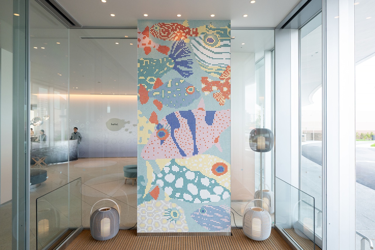 エントランスのモザイクアートにも注目。