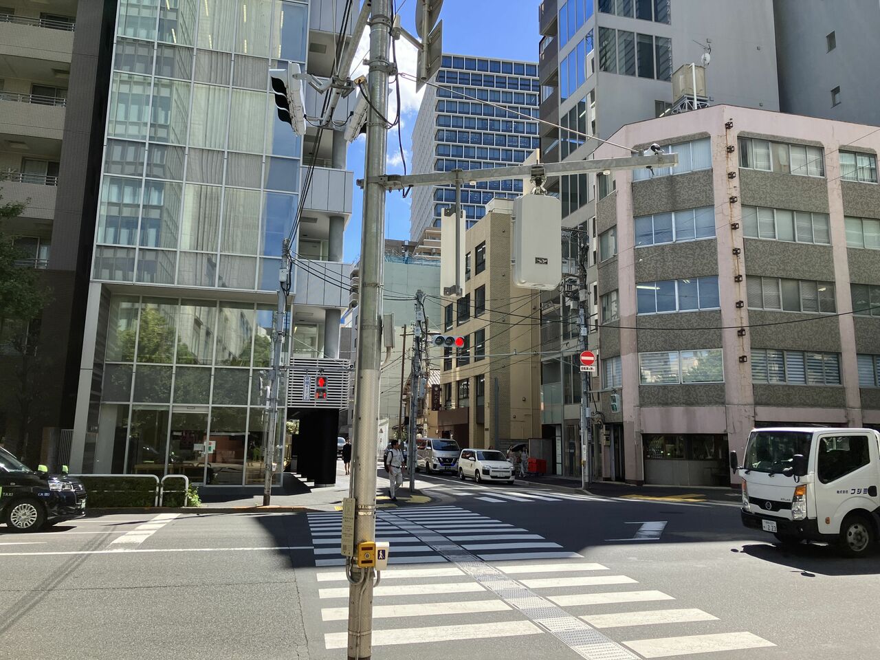 神田錦町の交差点を目指す