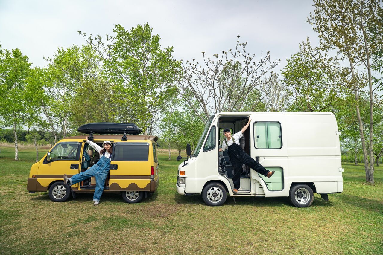 中古で宅配バン（右）を購入し、車中泊仕様にDIYした（写真＝「けんじとあかり」提供）