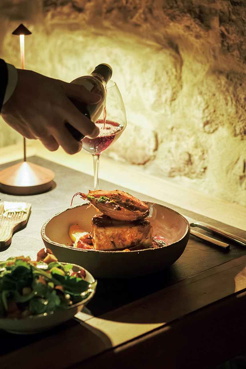 「ラ・ブカーヌ」で味わえる“バイユー産の子豚ローストにエシャロットのコンフィ”34ユーロ、サンセールの赤ワイン375ml 26ユーロなど。