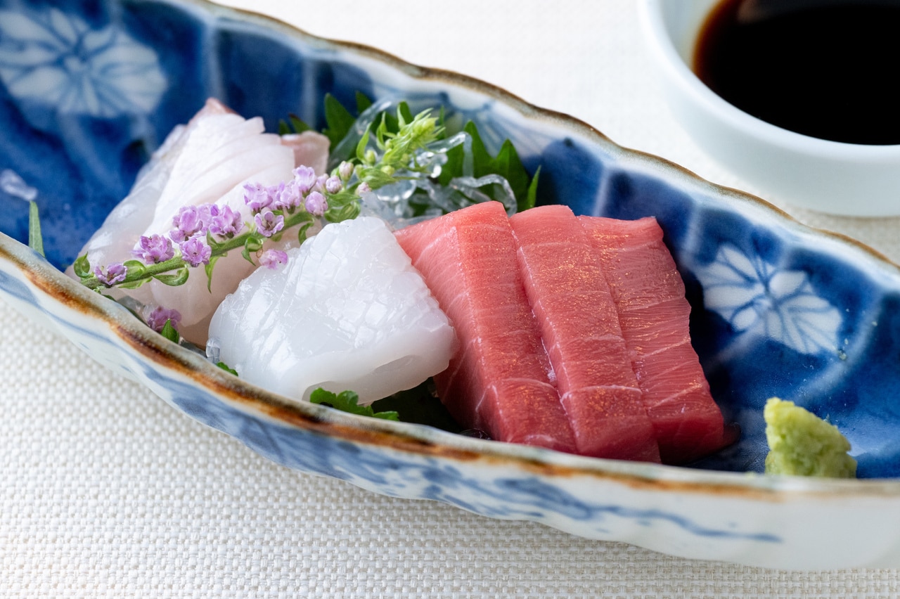 造りは、マグロ、ヤリイカ、ヒラメとエンガワ。九州らしい甘い醤油で。