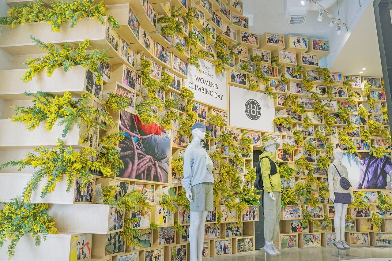 エレベーターで会場に着くと、そこには一面のミモザの花が。ミモザの花言葉「感謝」に包まれた会場に心が癒される。