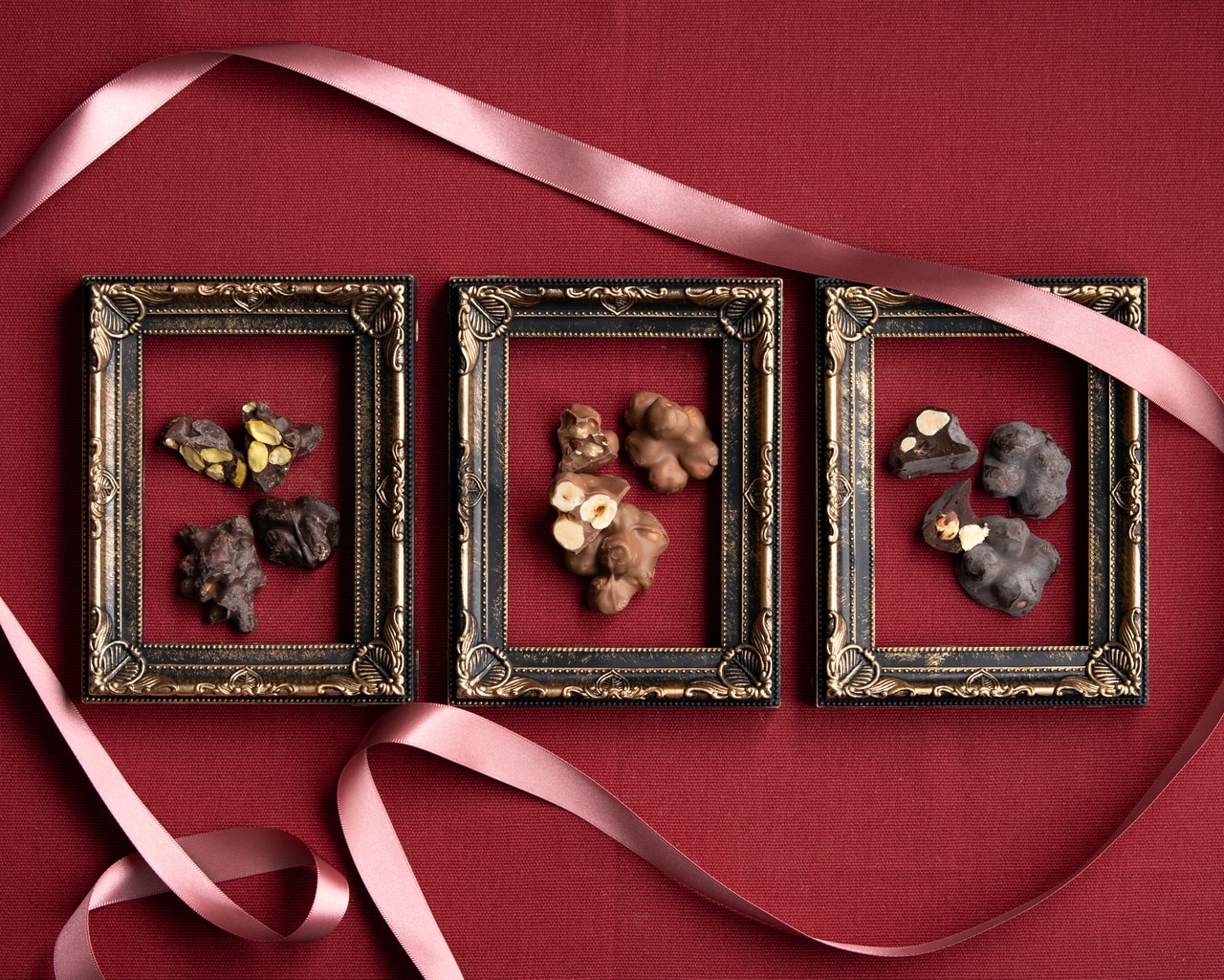 パティスイス ダークチョコレート ピスタチオ ロシェ／ヘーゼルナッツ ロシェ／ミルクチョコレート ヘーゼルナッツ ロシェ 各80g、1,070円。