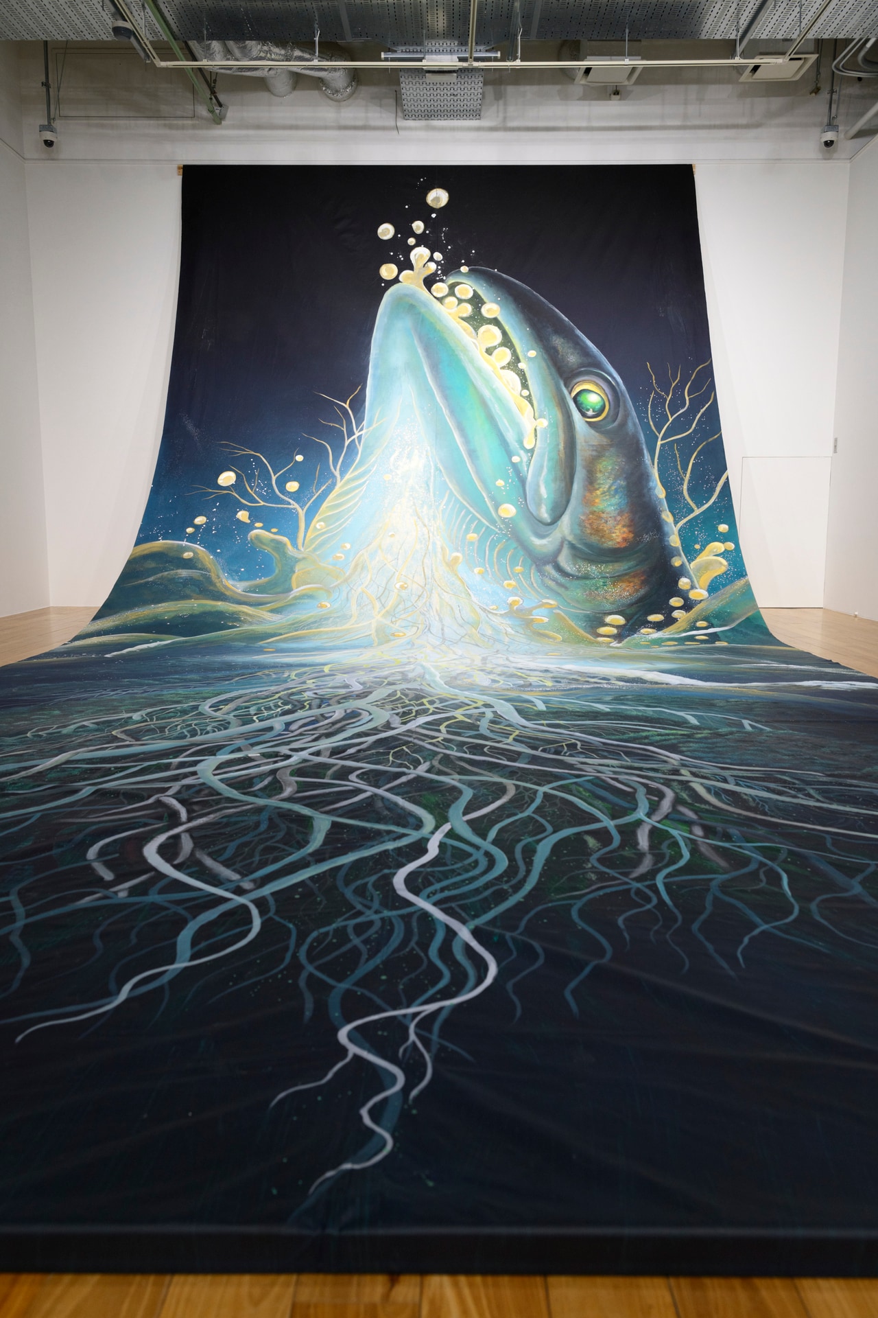 『流転』（2023）……猟友会で捕らえた熊は源流域まで運ばれ、血を洗い流され、解体される。つい先ほどまで熊だった温かな血潮は、冷たい水底へと消えていった。この数多の山の命を含んだ水を、最初に喰らうのは、源流に潜む岩魚（いわな）たちではないだろうか。熊や人をも飲み込む大いなる流れの中で、解かれた山の衣は姿を変え、また別の器、別の生へと受け継がれていく。