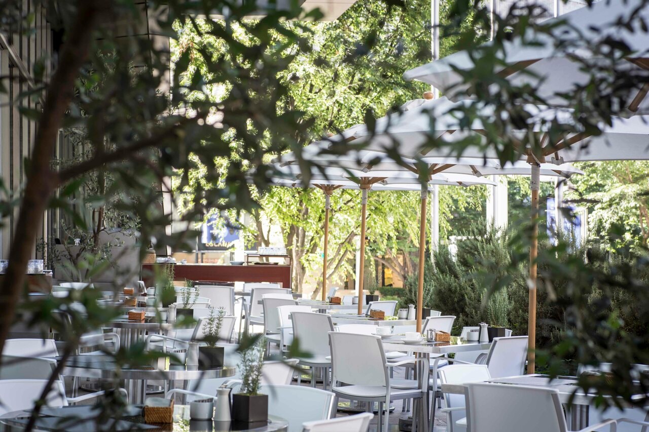 日差しが差し込む開放感のあるテラス席。